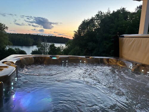 Private Waterfront SPA Perfect Sunsets Clean Lake