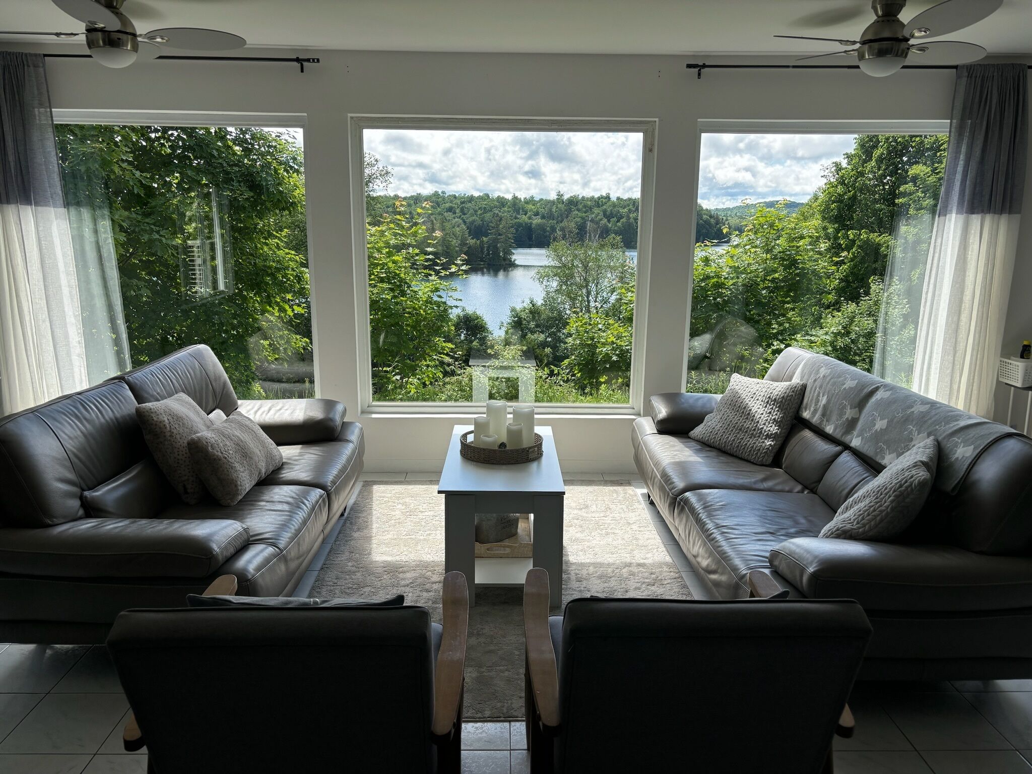 Una Smart TV, una chimenea, videojuegos, un futbolín