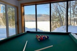 Games room - Lake Archambault Waterfront SPA Billiard Ski Games (Saint-Donat)