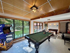 Games room - Lake Archambault Waterfront SPA Billiard Ski Games (Saint-Donat)