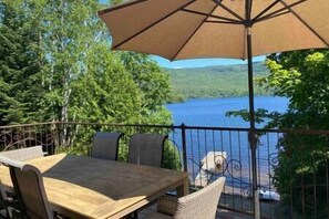 Outdoor dining - Lake Archambault Waterfront SPA Billiard Ski Games (Saint-Donat)