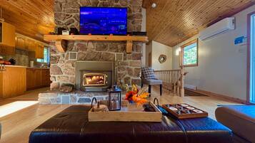 Smart TV, chimenea y videojuegos