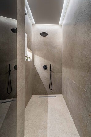 Kostenlose Toilettenartikel, Haartrockner, Bademäntel, Hausschuhe