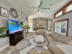 Smart TV, fireplace, video games - Luxury Family Escape - Salt Pool · Hot Tub · Near Beaches & Blue Jays (Palm Harbor)