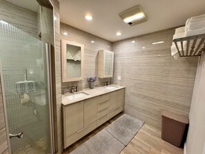 Shower, hair dryer, towels, soap - Pelican Drift:Blue Jays Spring Training Retreat!Salt Pool,Hot Tub,Xbox,Game Room (Palm Harbor)