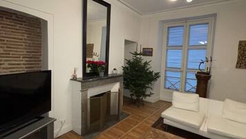 Télévision, cheminée, table de tennis de table, écrans d'ordinateur