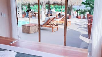 Quarto standard, 1 cama Queen, vista para a piscina | Roupas de cama de algodão egípcio, roupas de cama premium, frigobar