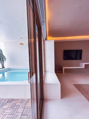 Classic Studio Suite, Private Pool | Egyptian cotton sheets, premium bedding, minibar, in-room safe