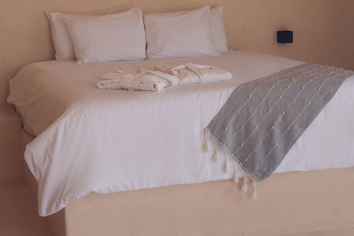 Deluxe Room, Pool View | Egyptian cotton sheets, premium bedding, in-room safe, blackout drapes