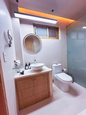 Classic Studio Suite, Private Pool | Bathroom | Shower, rainfall showerhead, towels, soap - Xeno Hotel Boutique (San Pedro Pochutla)