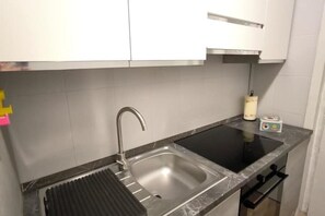 Kühlschrank, Mikrowelle, Ofen, Wasserkocher mit Kaffee-/Teezubehör