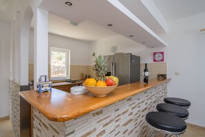 Private kitchen - Glorious villa with infinity pool on peacefull island (Drvenik Veli)