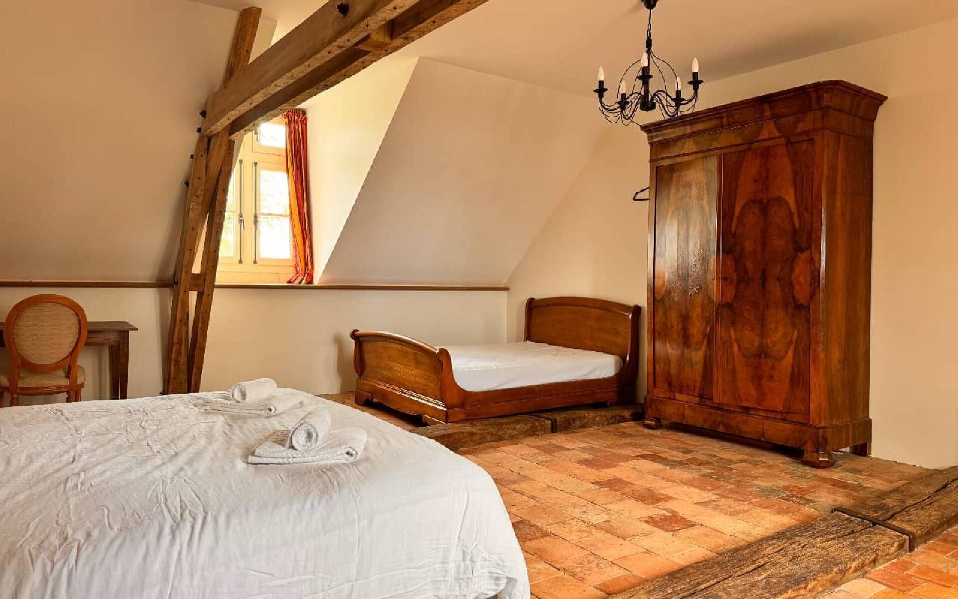 8 chambres, fer et planche à repasser, draps fournis