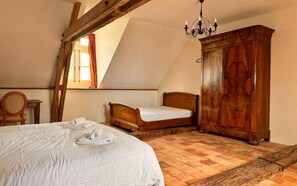 8 slaapkamers, een strijkplank/strijkijzer, beddengoed