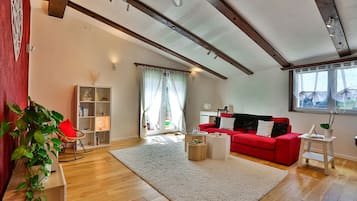 Romantisches Ferienhaus, 1 Schlafzimmer, Whirlpool, Talblick | Wohnzimmer | 42-Zoll-LCD-Fernseher mit Digitalempfang, Netflix, Fußbodenheizung