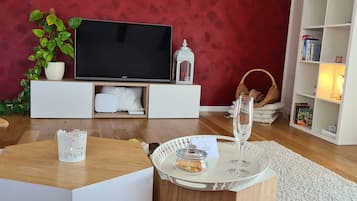 Romantikus házikó, 1 hálószobával, pezsgőfürdő, kilátással a völgyre | Nappali | LCD-tévé, Netflix, padlófűtés és streamszolgáltatások