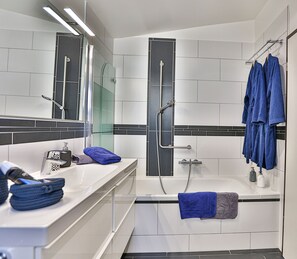 Romantic Cottage, 1 Bedroom, Hot Tub, Valley View | Bathroom | Hair dryer, bathrobes, slippers, heated floors - La Maisonnette Enchantée (Siviriez)