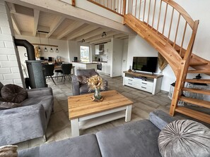 Smart TV, fireplace, books, stereo
