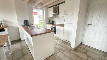 Fridge, oven, stovetop, dishwasher
