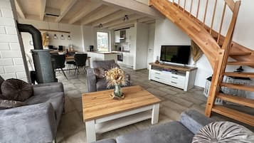 Smart TV, fireplace, books, stereo