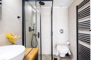 Dusche, Haartrockner, Handtücher, Seife
