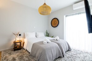 4 bedrooms, iron/ironing board, WiFi, bed sheets