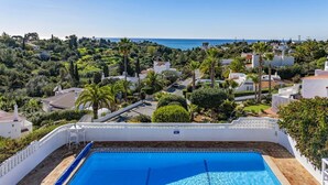 A pool with a view of a coastal town. - Villa Casa Fatinha by Villa Plus (Praia do Carvoeiro)