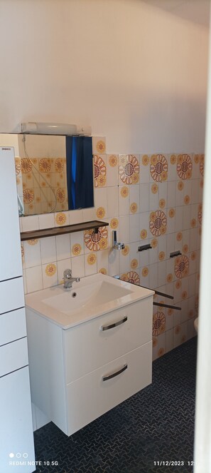 Bidet, towels, toilet paper