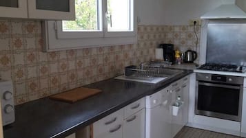 Een koelkast, een magnetron, een oven, een kookplaat