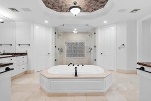 Secadora de cabello, bidet, toallas, jabón 