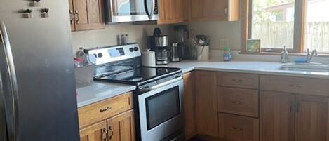 Refrigerador, microondas, horno y parrilla de estufa