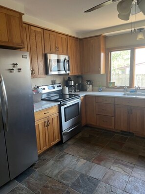 Een koelkast, een magnetron, een oven, een kookplaat