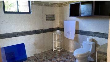 Een douche, handdoeken, zeep, shampoo