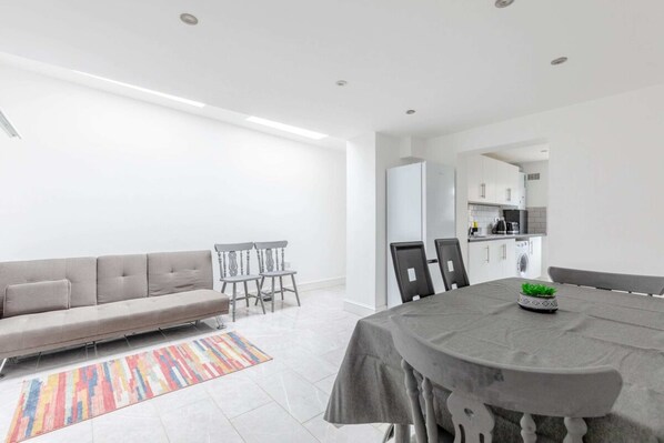 Basic House | Dining