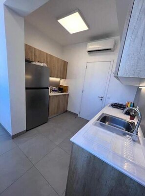 Kühlschrank, Mikrowelle, Ofen, Geschirrspüler