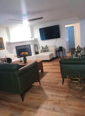 Smart TV, fireplace, printers - North Phoenix Beautiful Home. Huge Pool. Same events okay. (Phoenix)