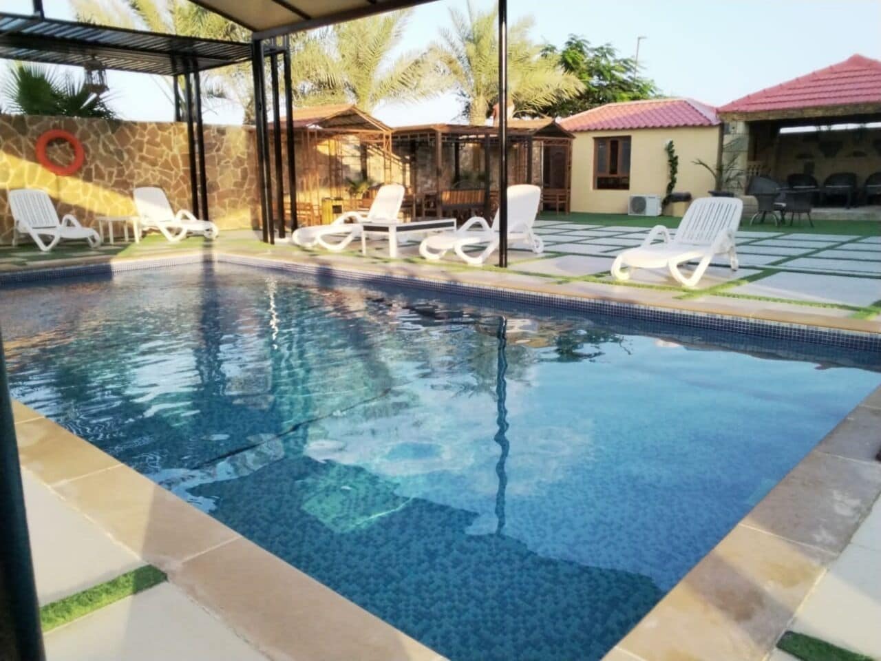 Utomhuspool och uppvärmd pool