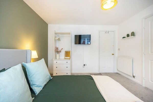 2 室のベッドルーム、デスク、WiFi