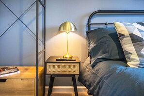 2 bedrooms, desk, WiFi
