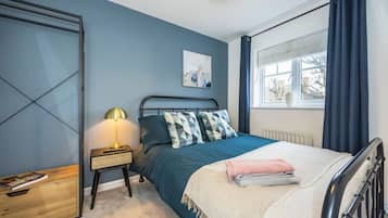 2 bedrooms, desk, WiFi