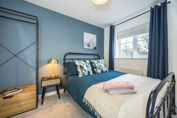 2 bedrooms, desk, WiFi