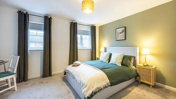 2 bedrooms, desk, WiFi