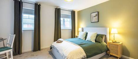 2 bedrooms, desk, WiFi