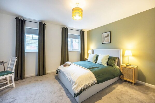 2 bedrooms, desk, WiFi