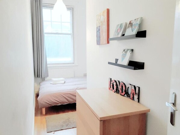 2 bedrooms, desk, WiFi