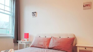 2 室のベッドルーム、デスク、WiFi