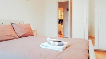 2 bedrooms, desk, WiFi