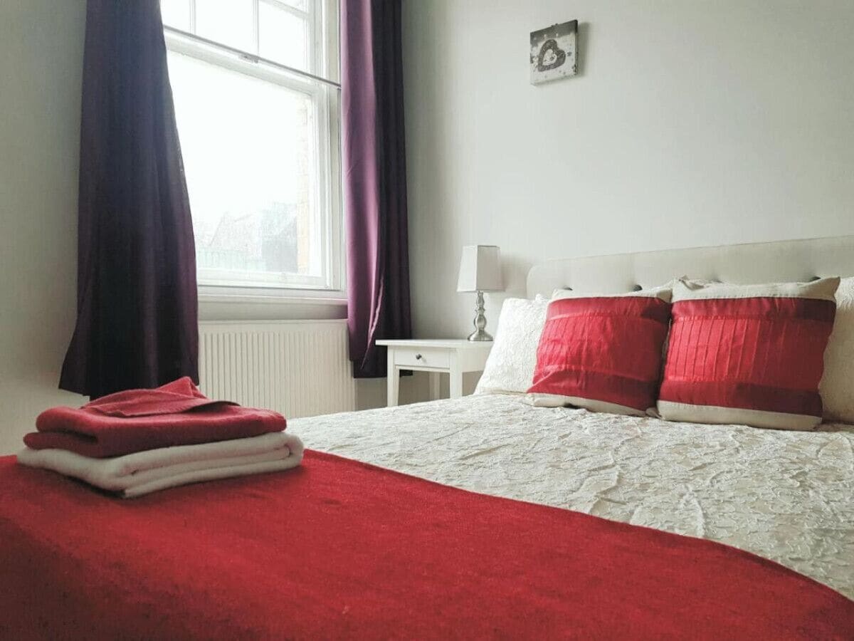 2 bedrooms, desk, WiFi