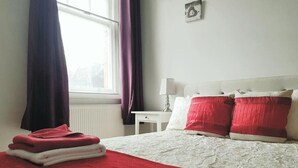 2 室のベッドルーム、デスク、WiFi
