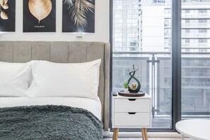 1 bedroom, desk, WiFi